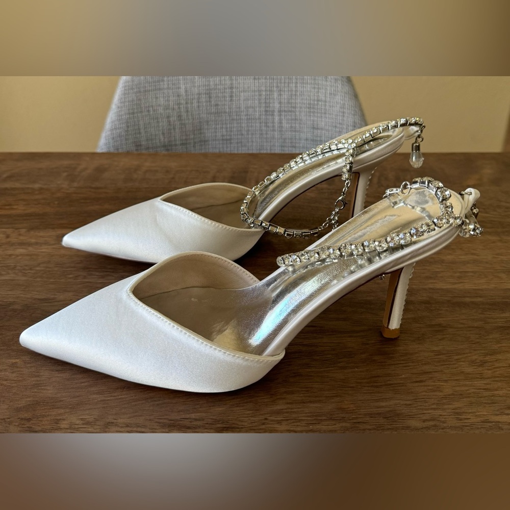 Ivory pointed crystal strap heels Size:38